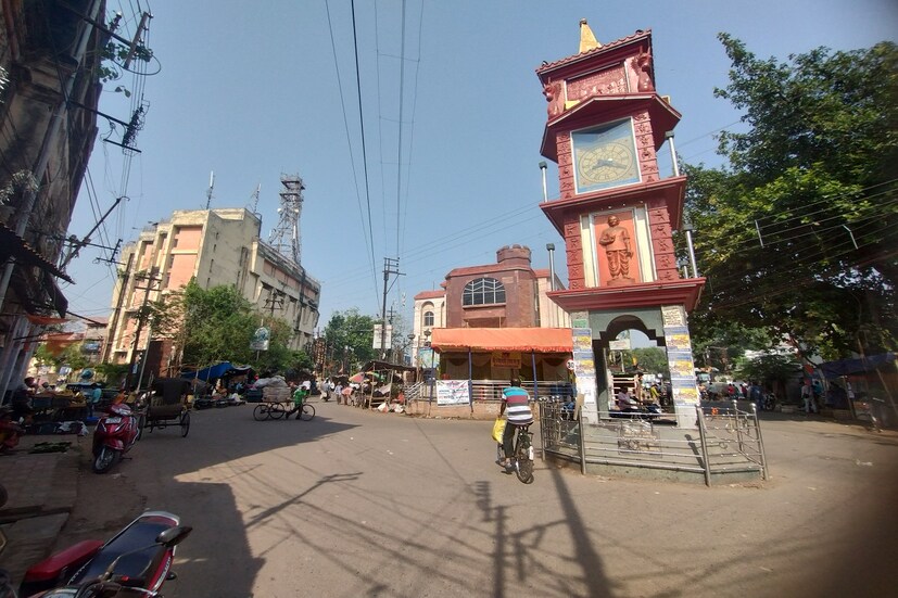 সারাদিন জুড়ে এ দিন বৃষ্টিপাতের সম্ভাবনা কম। বৃষ্টিপাতের সূচক ৫০ শতাংশের কম। বিকেল চারটে থেকে মেঘাচ্ছন্ন থাকবে আকাশ এবং তৈরি হবে বৃষ্টির সম্ভাবনা। আংশিক মেঘলা থাকবে এদিনের আকাশ।