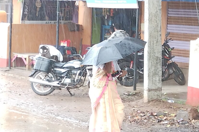 বেলা গড়ালেই দিনের শেষে স্থানীয়ভাবে তৈরি হচ্ছে নিম্নচাপ এবং বাঁকুড়া জেলা জুড়ে বিক্ষিপ্ত ভাবে চলছে বৃষ্টিপাত। বুধবারের ছবিটাও একই। আকাশ মেঘলা এবং বায়ুতে আর্দ্রতার পরিমাণ অত্যন্ত বেশি থাকায় সর্বোচ্চ তাপমাত্রা ৩৪ ডিগ্রি সেলসিয়াস থাকবে। ভোরবেলা থেকেই আকাশ মেঘলা ছিল বাঁকুড়া জেলায়।