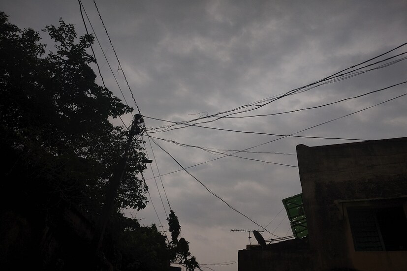 বর্ষা ঢুকতে না ঢুকতেই বাঁকুড়া জেলার নিচু অংশগুলিতে জমছে জল। জন্ম নিচ্ছে মশা এবং তৈরি হচ্ছে বিষধর সাপের বাস। এ বছর গরমকালে সাপের কামড়ে রোগীর সংখ্যা অনেকটাই কম ছিল তবে বর্ষা আসতে না আসতেই হুড়মুড়িয়ে বেড়েছে সাপের কামড়ে আক্রান্তের সংখ্যা।