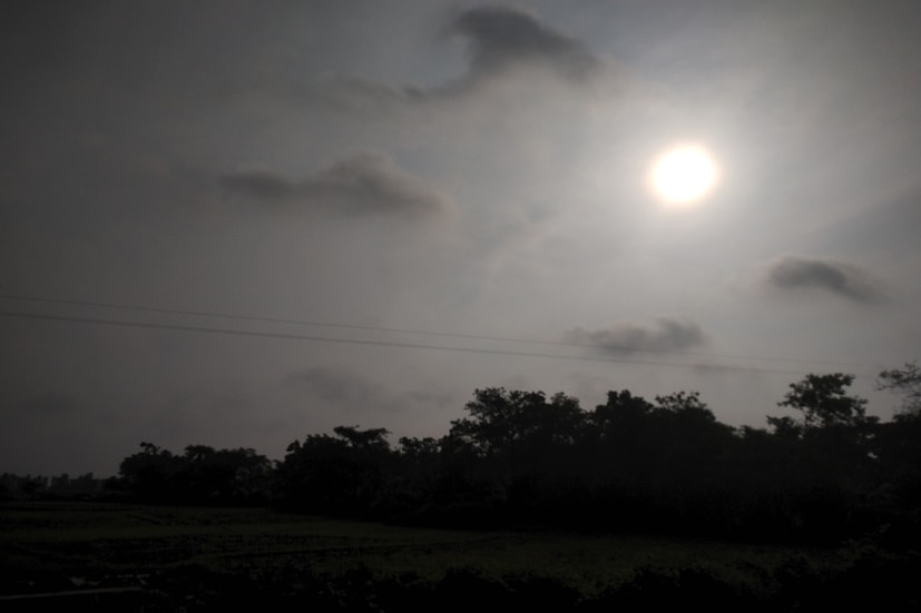 আবহাওয়া দফতর জানিয়েছে সকালে ১৫ থেকে ২৫ কিলোমিটার গতিবেগে হাওয়া বয়েছে। বিকেলেও ১০ থেকে ১৫ কিলোমিটার গতিতে হাওয়ার দাপট থাকবে। (কৌশিক অধিকারী)