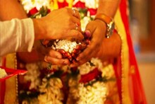 আচমকা থামল সানাই, বিয়েবাড়িতে হুড়মুড়িয়ে ঢুকল পুলিশ, আসর ছেড়ে উধাও বর