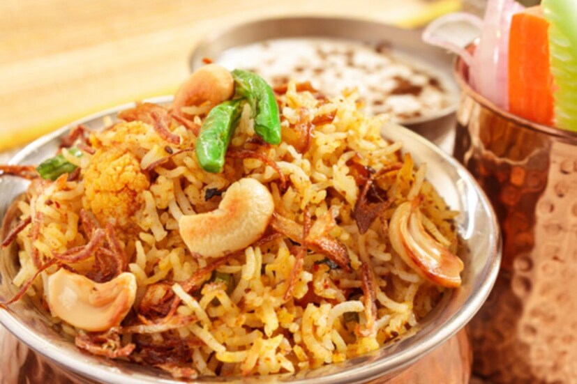 কাঁঠাল বিরিয়ানি- বর্ষার মরশুম মানেই কাঁঠালের মরশুম৷ মাংস ছেড়ে কাঁঠাল দিয়েও বানাতে পারেন সুস্বাদু বিরিয়ানি। স্বাদে খুব বেশি ফারাক পাবেন না৷ কাঁঠাল ও চাল ছাড়াও কাঁঠালের বিরিয়ানি তৈরিতে মশলা, দই, আদা, রসুন, জাফরান এবং অন্যান্য উপাদান ব্যবহার করা হয়। এটি তৈরি করতে,  প্রথমে কাঁঠালকে মশলা এবং দই দিয়ে ম্যারিনেট করা হয়৷ তারপর ভাল করে রান্না করা হয়। কাঁঠাল সেদ্ধ করার পর কুকারে রেখে আরও কিছুক্ষণ ভাত দিয়ে রান্না করুন।