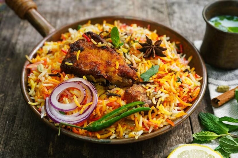 মালাবার ফিশ বিরিয়ানি- চিকেন, মটন বিরিয়ানি চলই বেশি৷ আবার ভেজ বিরিয়ানি বললে মনে আসে কাঁঠাল কিংবা সয়াবিনের কথা৷ কিন্তু মাছ দিয়েও বিরিয়ানি হয় জানেন কি? দক্ষিণ ভারতে বহুল পরিচিত মালাবার ফিশ বিরিয়ানি৷ মালাবার ফিশ বিরিয়ানি বানান হয় মালাবার মাছ দিয়ে৷  এতে পেঁয়াজ, শুকনো ফল, টমেটো-সহ আরও অন্যান্য জিনিসও ব্যবহার করা হয়।