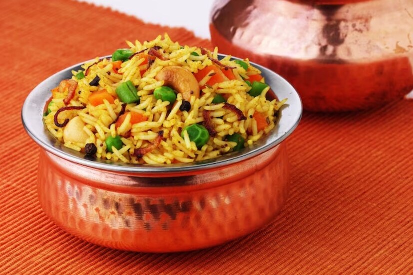 ভেজিটেবল বিরিয়ানি- বিরিয়ানি মানেই মাংস এমন ভাবনা মোটেই ঠিক নয়৷  নিরামিষাশী বলে বিরিয়ানির আস্বাদন থেকে বঞ্চিত হবেন কেন? বানিয়ে ফেলুন পছন্দের সবজি দিয়ে ভেজ বিরিয়ানি৷ ভেজিটেবল বিরিয়ানি তিন ধাপে প্রস্তুত করা হয়। প্রথমে ভাত রান্না করা হয়৷ তারপরে গোটা মশলা দিয়ে সবজি রান্না করা হয়। অবশেষে, রান্না করা ভাত এবং সবজি একে অপরের উপরে স্তরে স্তরে স্থাপন করা হয়।