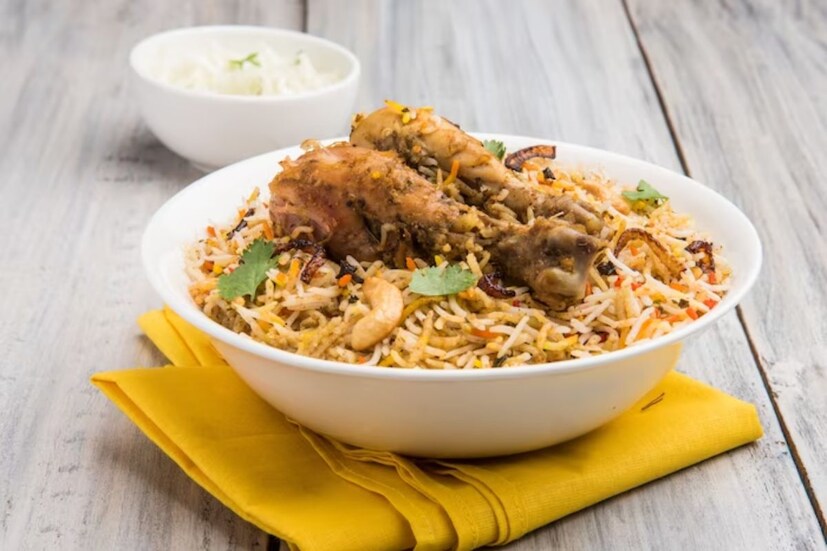 হায়দরাবাদি বিরিয়ানি- দেশজোড়া খ্যাতি ভারতের দুই রাজ্যের বিরিয়ানির৷ এক হায়দরাবাদ, এবং অন্যটি আমাদের রাজ্য পশ্চিমবঙ্গ৷ বঙ্গে বিশেষ বিরিয়ানির স্বাদ আমরা খুব সহজেই পাই কিন্তু বাদ থেকে যায় হায়দরাবাদ৷ তাই বিরিয়ানি দিবসে এই বিশেষ বিরিয়ানি বানিয়ে ফেলুন বাড়িতে৷ হায়দ্রাবাদি বিরিয়ানি হায়দরাবাদি দম বিরিয়ানি নামেও পরিচিত। এটি খুব জনপ্রিয় খাবারের একটি। হায়দরাবাদি বিরিয়ানি ভাল মানের চাল এবং চিকেন দিয়ে প্রস্তুত করা হয়। বলা হয় এই সুস্বাদু রেসিপিটি এসেছে হায়দরাবাদের নিজামের রান্নাঘর থেকে৷