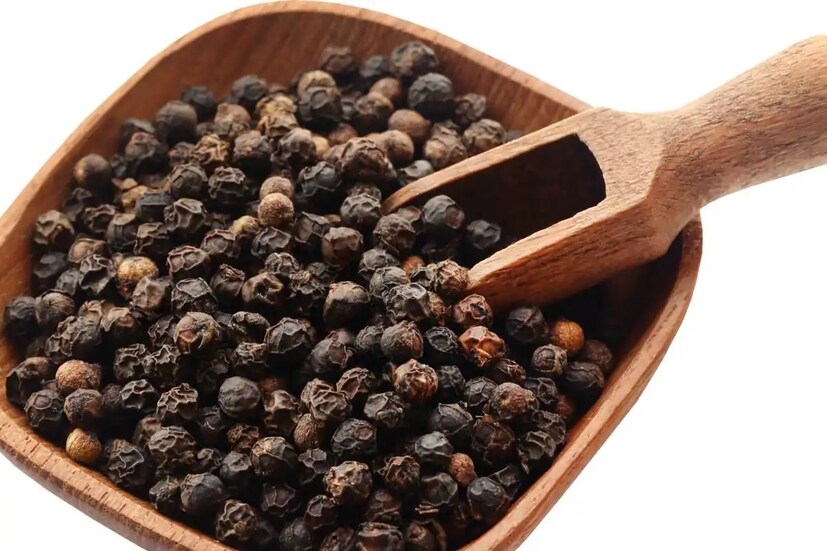 রান্নাঘরের এমন বহু মশলা রয়েছে যা রান্নায় স্বাদ বাড়াতে অত্যন্ত কাজ করে। এই মসলার ব্যবহারে খাবারের স্বাদ বাড়ে কিন্তু আপনি কী জানেন রান্নাঘরে রাখা কিছু মসলা খাবারের স্বাদ বাড়ানোর পাশাপাশি স্বাস্থ্যের জন্যও অত্যন্ত উপকারী। এই খাবারের বহু স্বাস্থ্য উপকারিতা রয়েছে। এমনই একটি মশলা হল গোল মরিচ। গোল মরিচ খেলে শরীরে ইনফেকশনের বিরুদ্ধে লড়াই করার শক্তি পাওয়া যায়। এর উপকারিতা জানলে অবাক হবেন। রান্নাঘরের এমন বহু মশলা রয়েছে যা রান্নায় স্বাদ বাড়াতে অত্যন্ত কাজ করে। এই মসলার ব্যবহারে খাবারের স্বাদ বাড়ে কিন্তু আপনি কী জানেন রান্নাঘরে রাখা কিছু মসলা খাবারের স্বাদ বাড়ানোর পাশাপাশি স্বাস্থ্যের জন্যও অত্যন্ত উপকারী। এই খাবারের বহু স্বাস্থ্য উপকারিতা রয়েছে। এমনই একটি মশলা হল গোল মরিচ। গোল মরিচ খেলে শরীরে ইনফেকশনের বিরুদ্ধে লড়াই করার শক্তি পাওয়া যায়। এর উপকারিতা জানলে অবাক হবেন।