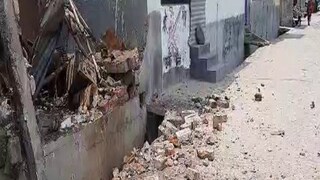 বম্ব স্কোয়াড কর্মীদের খবর দেওয়া হয় বোমা গুলি নিক্রিয় করার জন্য বম্ব স্কোয়াড কর্মীদের খবর দেওয়া হয় বোমা গুলি নিক্রিয় করার জন্য