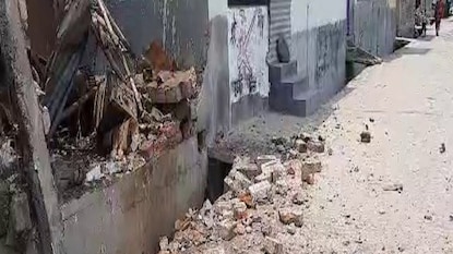 বম্ব স্কোয়াড কর্মীদের খবর দেওয়া হয় বোমা গুলি নিক্রিয় করার জন্য বম্ব স্কোয়াড কর্মীদের খবর দেওয়া হয় বোমা গুলি নিক্রিয় করার জন্য