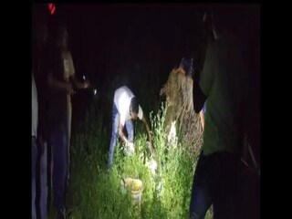 কোনও সুরক্ষা ছাড়াই এভাবে বম্ব উদ্ধার করায় উঠছে প্রশ্ন জানিয়ে নতুন করে বিতর্ক তৈরি