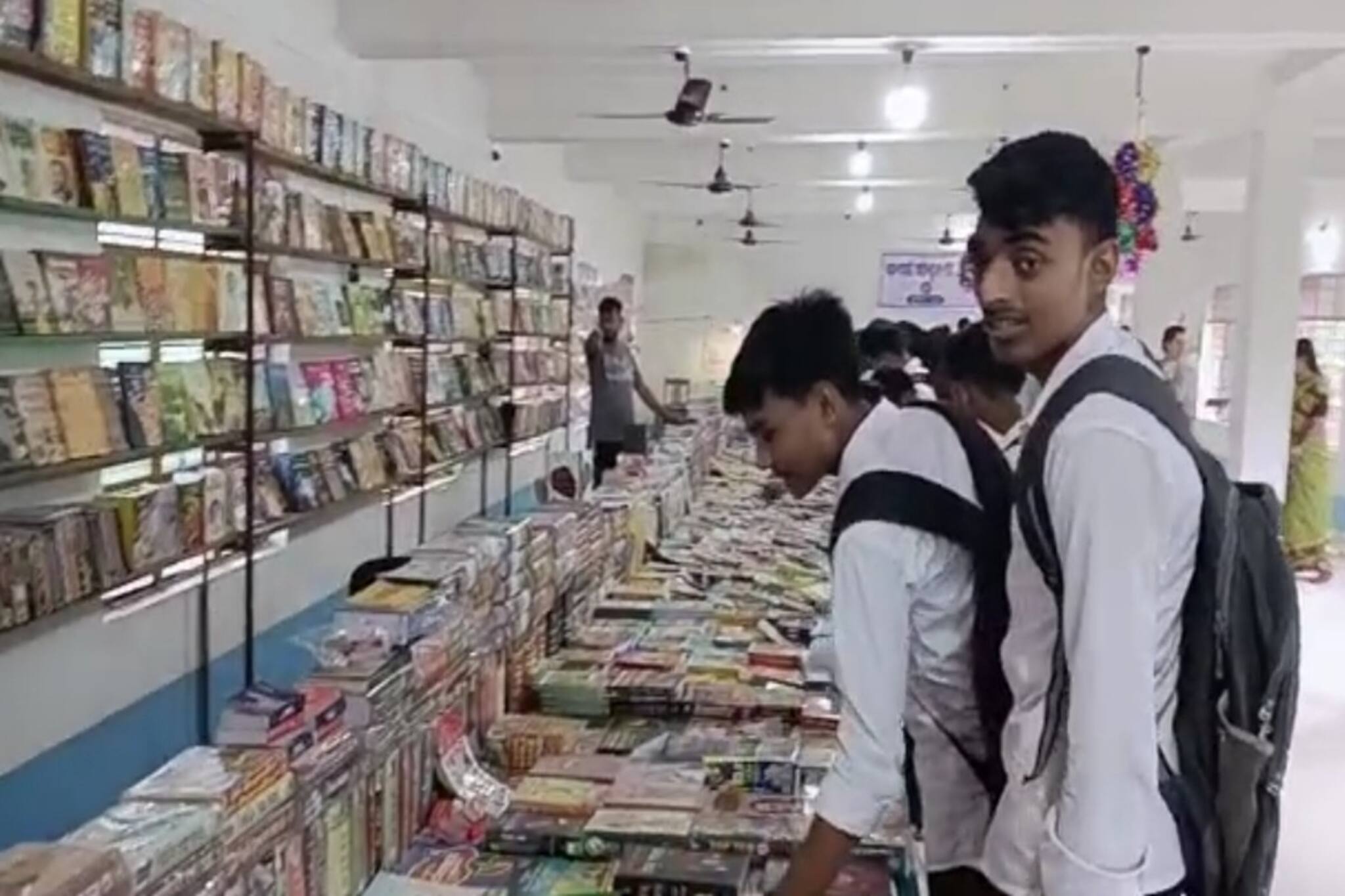 'মোবাইলের নেশা সর্বনাশা, হাতে উঠুক বই', বার্তা দিল এই বিদ্যালয়