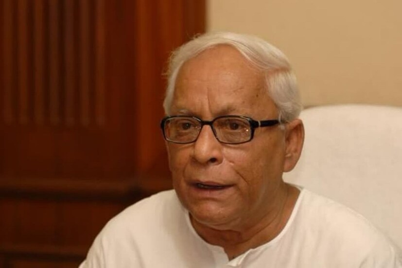 তাঁর চিকিৎসায় ইতিমধ্যেই তৈরি করা হয়েছে মেডিক্যাল বোর্ড। বুদ্ধদেব ভট্টাচার্যের সিআরপি ৩১৮। সেটাই চিন্তার বিষয়। এছাড়াও যেহেতু তাঁর ডায়াবেটিস আছে, সঙ্গে ড্রাগ রেজিস্ট্যান্স তাই অ্যান্টি বায়োটিক পুরো মাত্রায় দেওয়া যাচ্ছে না! কারণ হাই ডোজ অ্যান্টিবায়োটিক দিলে কিডনির উপর প্রভাব পড়তে পারে। পাশাপশি যেহেতু সিওপিডি আছে, তাতে ভেন্টিলেশনে তাঁর লাং-এর টিসু ড্যামেজ হওয়ার আশঙ্কা থাকছে।
