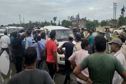 ব্যারাকপুরের কাছে রাজ্যপালের গাড়ি আটকে বিক্ষোভ৷ 
