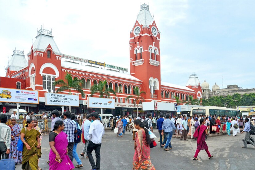 প্ল্যাটফর্মের সংখ্যার বিচারে বড় স্টেশনের তালিকায় চতুর্থ স্থানে রয়েছে চেন্নাই সেন্ট্রাল রেলওয়ে স্টেশন। এখানে আবার ভাগ রয়েছে। শহরতলীর ট্রেনের জন্য ৫টি ও দূরপাল্লার ট্রেনের জন্য ১২টি স্টেশন রয়েছে। অর্থাৎ মোট স্টেশন ১৭টি।
