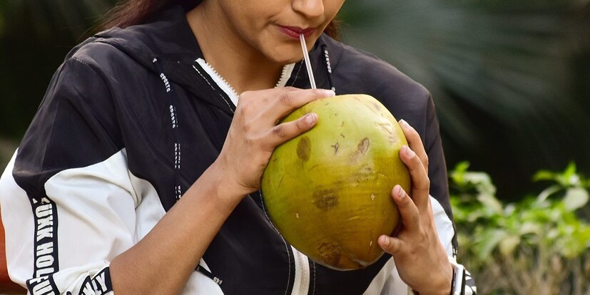 রক্তচাপের ওষুধ খাওয়ার সময় আপনি যদি ডাবের জল পান করেন তাহলে বিপদে পড়তে পারেন কারণ এটি আপনার রক্তচাপকে কমিয়ে দিতে পারে। যাদের রক্তচাপের সমস্যা রয়েছে তাদের ক্ষেত্রে এই জল পান করার আগে  ডাক্তারের পরামর্শ নেওয়া উচিত। 