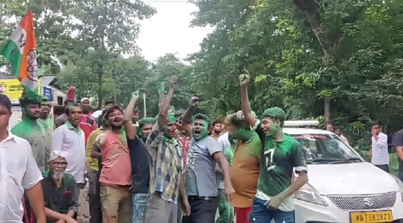 তাই একপ্রকার খুশির আবহাওয়া জেলা জুড়ে। জেলা জুড়ে ব্যাপক সবুজ আবির খেলা শুরু হয়ে গিয়েছে ইতিমধ্যেই। (লেখা ও ছবি: সার্থক পন্ডিত )