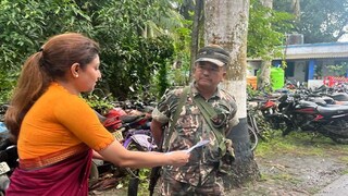কেন্দ্রীয় বাহিনীর জওয়ানদের হাতে লিফলেট দিল তৃণমূল কংগ্রেস, কী লেখা থাকছে তাতে? কেন্দ্রীয় বাহিনীর জওয়ানদের হাতে লিফলেট দিল তৃণমূল কংগ্রেস, কী লেখা থাকছে তাতে?