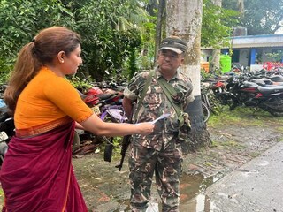 কেন্দ্রীয় বাহিনীর জওয়ানদের হাতে লিফলেট দিল তৃণমূল কংগ্রেস, কী লেখা থাকছে তাতে? 