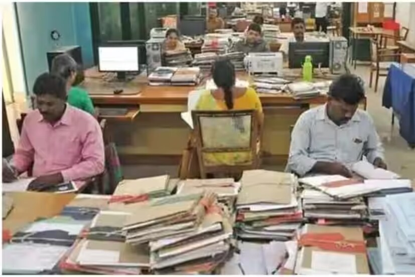 শুধু তাই নয়, অফিসাররা ৪ বছর পর ব্যক্তিগত ব্যবহারের জন্য এই ডিভাইসগুলিও রাখতে পারবেন। আগেও অফিসাররা এ সুবিধা পেলেও, এখন এর দাম বাড়ানো হয়েছে।(প্রতীকী ছবি)