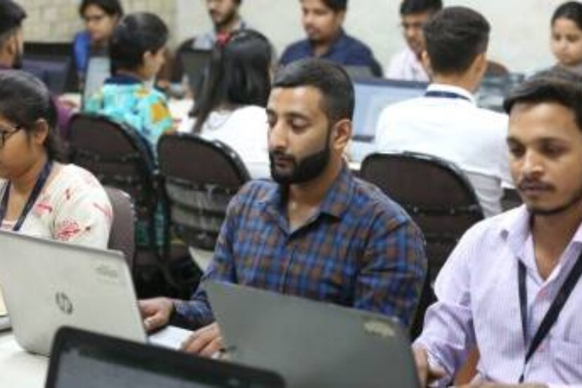 অর্থ মন্ত্রকের ব্যয় বিভাগ নির্দেশিকাতে জানিয়েছে, কেন্দ্রীয় সরকারের উপসচিব বা তার উপরে পদের আধিকারিকদের এই ধরনের ইলেকট্রনিক ডিভাইস দেওয়ার জন্য যোগ্য বলে বিবেচিত হয়েছে। (প্রতীকী ছবি)