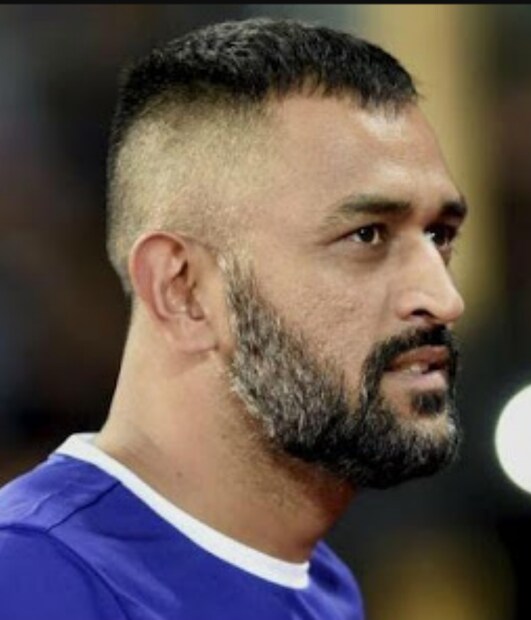সারা পৃথিবীতে তাঁর ভক্ত ছড়িয়ে। তার মধ্যে মহিলা ভক্তের সংখ্যাও কম নয়। ধোনি কাকে ছেড়ে কাকে দেখবেন! তবে ধোনির এমন ভক্ত হয়তো কমই আছে! 