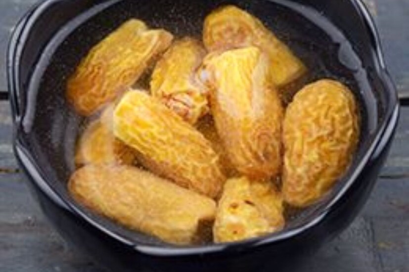 আয়ুর্বেদ চিকিৎসক ড: দীক্ষা ভাবসার সাভাল্যিয়া সংবাদমাধ্যমকে দেওয়া এক সাক্ষাৎকারে জানিয়েছেন রাতে খেজুর ভিজিয়ে সকালে খাওয়া শরীরের পক্ষে কতটা লাভজনক৷ তাঁর কথায়,‘‘খেজুরের স্বাদ নেওয়ার সঙ্গে সঙ্গে তাঁর পুষ্টিগুনের সবটুকু নির্যাস নিতে চান, তাহলে সারারাত প্রায় ৮-১০ ঘণ্টা খেজুর ভিজিয়ে রাখুন৷ তারপর খান৷’’
