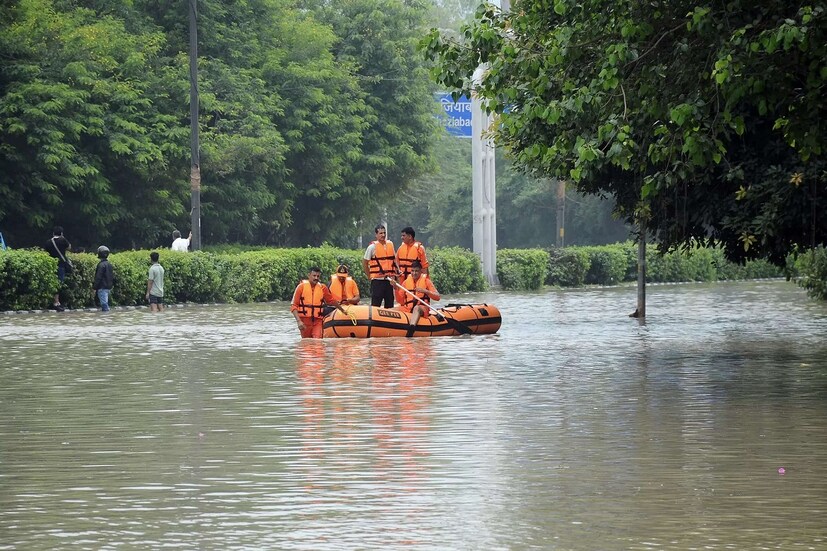 *রাজঘাট থেকে দিল্লি সচিবালয় পর্যন্ত রাস্তাও জলের তলায়। কাশ্মীর গেট এবং পুরানা লোহে কা পুলের মধ্যে রিং রোডও জলমগ্ন। এই রাস্তাগুলিতে যান চলাচলের বন্ধ।