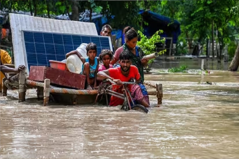 *যমুনার জলস্তরের বিপদসীমার মাত্রা ২০৫.৩৩ হলেও, বর্তমানে যমুনার জলস্তরের মাত্রা ২০৮.১২। তবে জলস্তর কমতে শুরু করেছে। তবে ফের ভারী বৃষ্টির পূর্বাভাসে কাঁটা দিল্লির নিচু এলাকার বাসিন্দারা। 