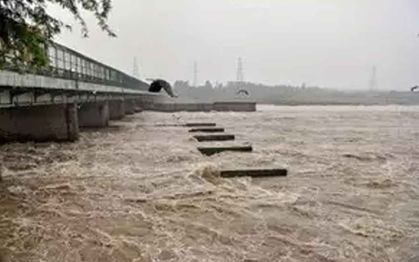 সব মিলিয়ে জন জীবন বিধ্বস্ত ও বিপর্যস্ত ৷ আউটার রিং রোড ও বিধানসভা এলাকা জলমগ্ন ৷ রাস্তার দুই ধারে জলে পরিপূর্ণ ৷ প্রতীকী ছবি ৷