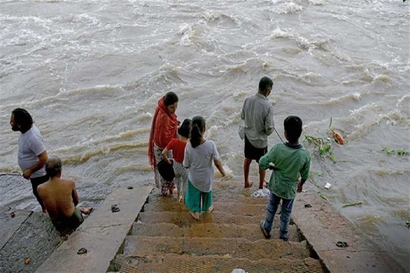 দিল্লিবাসীর কাছে আতঙ্কে পরিণত হয়েছে যমুনা ৷ সকাল সকাল ITO-র রাস্তা ডুবে যাওয়ার গাড়ি চলাচলের বেহাল হয়েছে ৷ এরফলে ভারী যান চলাচল নিষিদ্ধ হয়েছে ৷ প্রতীকী ছবি ৷