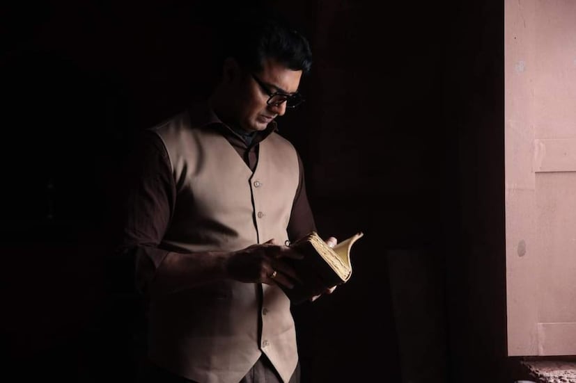বিরসা দাশগুপ্ত পরিচালিত এই ব্যোমকেশ কাহিনী প্রেক্ষাগৃহে মুক্তি পেতে চলেছে চলেছে ১১ অগাস্ট। অন্যদিকে, বেশ কয়েক বছর ধরে ওটিটিতে রমরমে চলে আসাছে অনির্বাণ ভট্টাচার্য অভিনীত ব্যোমকেশ। অনির্বাণীর সেই ওয়েব সিরিজের নতুন সিজন আসতে চলেছে শরদিন্দু বন্দ্যোপাধ্যায়ের বিখ্যাত উপন্যাস 'ব্যোমকেশ ও দুর্গরহস্য' গল্পের অবলম্বনে। 