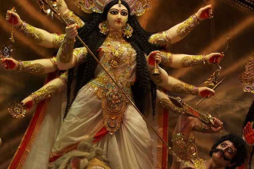 পঞ্জিকা অনুযায়ী, এবার দেবী দুর্গার আগমন হবে ঘোটকে। পঞ্জিকামতে যার ফল হল 'ছত্রভঙ্গ'। আর দেবী দুর্গার গমনও হবে ঘোটকে। ফল হল 'ছত্রভঙ্গ'।