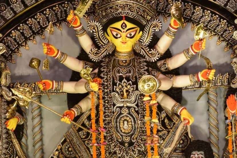 দুর্গাপুজোর বাকি আর কয়েকদিন। শারদ আনন্দে মেতে উঠবে বাঙালি। ইতিমধ্যেই সেজে উঠতে শুরু করেছে কলকাতা। পাড়ায় পাড়ায় প্যান্ডেল বাঁধা চলছে জোর কদমে। কোথাও কোথাও কাজ প্রায় শেষের পথে। 