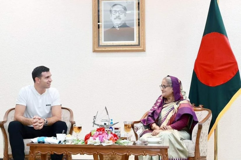 শেখে হাসিনা ও এমিলিয়ানো মার্টিনেজের সঙ্গে খানিকটা সময় কথা-বার্তাও হয়। বাংলাদেশের নানা বিষয়ে মার্টিনেজকে স্বল্প সময়ে জানান শেখ হাসিনা।