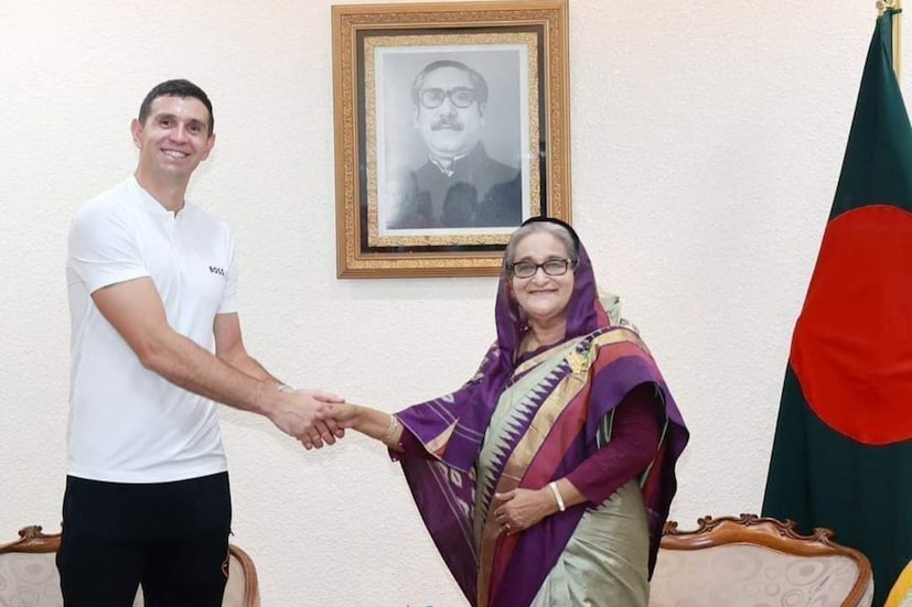 ঢাকায় পৌছে সোমবার দুপুরে গণভবনে বাংলাদেশের প্রধানমন্ত্রী শেখ হাসিনার সঙ্গে সাক্ষাৎ করেন এমিলিয়ানো মার্টিনেজ। 