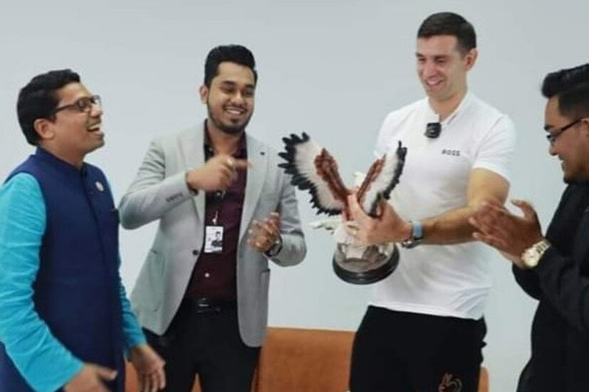 মার্টিনেজের বাংলাদেশ সফর পুরোটাই স্পনসর করছে একটি বেসরকারি সংস্থা। শেখ হাসিনার সঙ্গে সাক্ষাতের পর সেই সংস্থার অফিসে যান এমি। 
