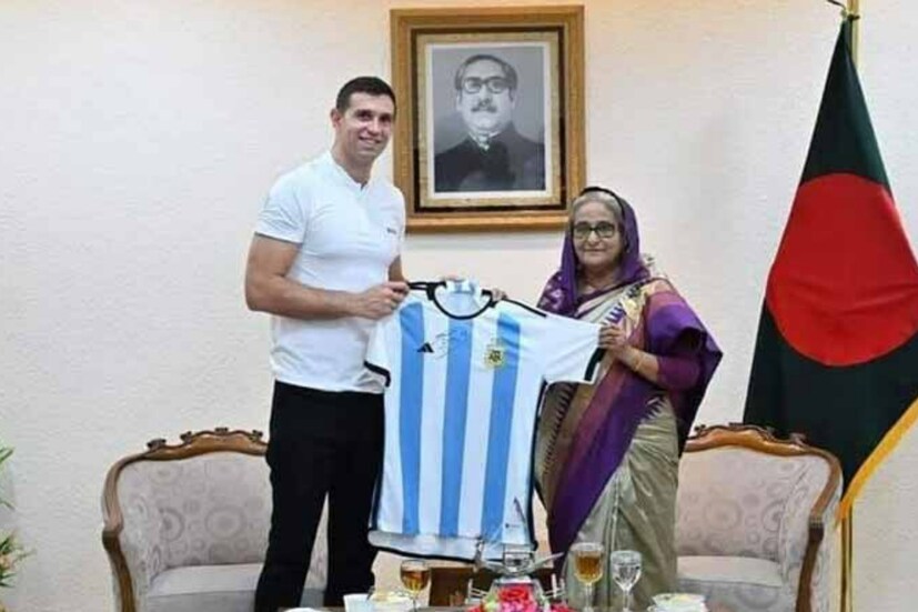 বাংলাদেশের প্রধানমন্ত্রীকে উপহার দিতে ভোলেননি বিশ্বজয়ী গোলরক্ষক। শেখ হাসিনকে একটি আর্জেন্টিনার জার্সি উপহার দেন এমি মার্টিনেজ।