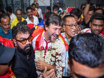বিমানবন্দরের সমর্থকদের মধ্যে কার্লোস