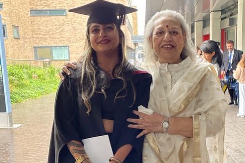 তার আগে অভিনেত্রী হানি ইরানির সঙ্গে বিয়ে হয়েছিল জাভেদের। তাঁদেরই সন্তান ফারহান এবং জাভেদের। শাবানা এবং জাভেদের সম্পর্ক প্রকাশ্যে আসার পরেই সমাজ থেকে নানা কটাক্ষ ঘনীভূত হয়। কিন্তু হানি কখনওই কারও সঙ্গে সম্পর্ক খারাপ করেননি।