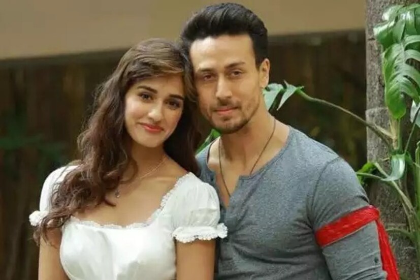  দিল্লিতে এক অনুষ্ঠানের জন্য এক ফ্রেমে দেখা গেল টাইগার ও দিশাকে৷ এমনকী বিমানেও একসঙ্গে দেখা গেছে তাঁদের৷ পুরো অনুষ্ঠানেই পাশে বসে ছিলেন টাইগার ও দিশা৷ এই ছবি দেখেই নতুন করে গুঞ্জন শুরু হয়েছে৷