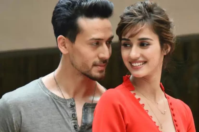 অনুষ্ঠান থেকে বেরানোার সময় ভিড়ের মধ্যে দিশাকে সর্বক্ষণ আগলে থাকতে দেখা গেছে টাইগারকে ৷ এক মুহূর্তের জন্যও চোখের আড়াল করেননি৷ দিশার প্রতি এতটা টান দেখেই নেটিজেনদের প্রশ্ন তবে কি ফের কাছাকাছি আসছেন বলিউডের দুই প্রাক্তন? যদিও এর কোনও উত্তর পাওয়া যায়নি৷ 
