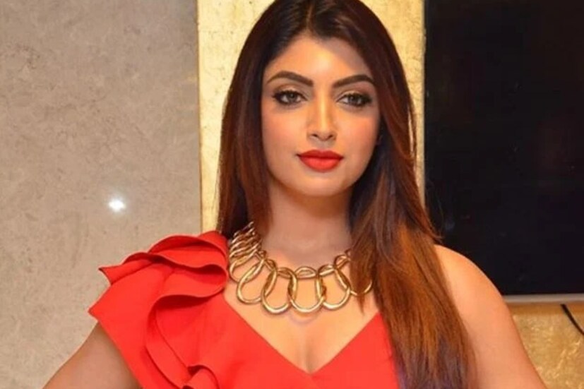 বিগ বস ওটিটির দ্বিতীয় সিজনে ক্যামেরার সামনেই একে অপরকে চুম্বন করে সমস্ত লাইমলাইট কেড়ে নিয়েছেন জাদ হাদিদ ও আকাঙ্খা পুরী৷ ইতিমধ্যেই এই চুম্বন এখন 'টক অফ দ্য টাউন'৷