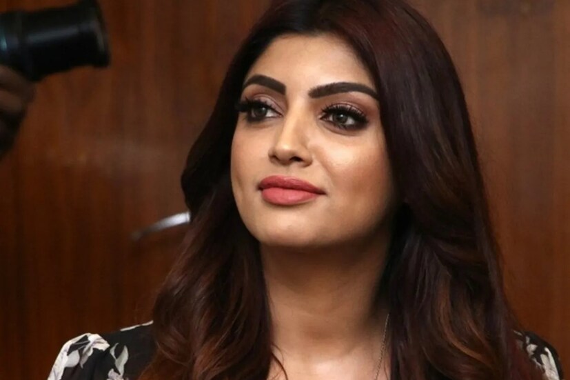 এই চুম্বন নিয়ে কম  চর্চা হচ্ছে না৷ তবে এই চুমুটাই যে কাল হবে তা মনে ভাবতেও পারেননি আকাঙ্খা পুরী৷  বিগ বসের ঘরে মাত্র দুই সপ্তাহের মধ্যেই জার্নি শেষ হল আকাঙ্খা পুরীর৷