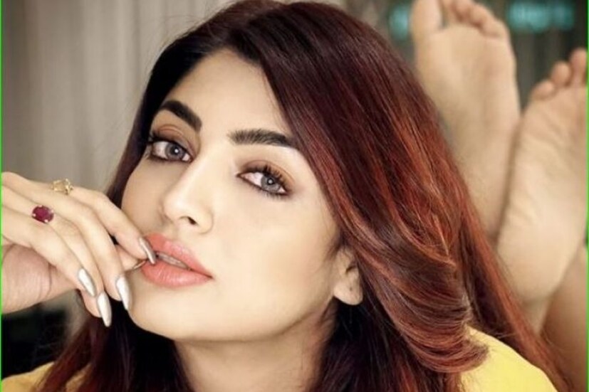 সলমন বলেন, আকাঙ্খা যেহেতু কম ভোট পেয়েছেন সকলের থেকে তাই নিয়ম অনুযায়ী শো থেকে তাঁকেই বেরিয়ে যেতে হবে৷  দর্শকদের কাছ থেকে কম ভোট পাওয়ার জন্য শো থেকে বাদ পড়েন তিনি৷ অনেকেই মনে করছেন, জাদের সঙ্গে চুমু খাওয়াটাই কাল হল৷