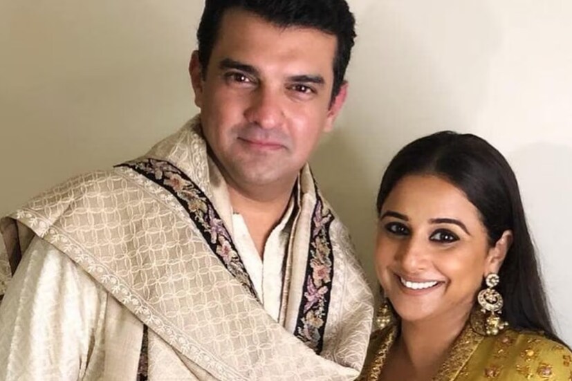 সিদ্ধার্থর সঙ্গে  প্রেম নিয়ে বিদ্যা সাফ জানান, আমি এটাও জানি না ও আমায় কখন ভালবাসা বুঝিয়েছিল৷ তবে প্রথম পদক্ষেপটা আমি নিতেও পারতাম না৷ তাই ওই প্রথম এগিয়ে এসেছিল৷ ২০১২ সালে ১৪ ডিসেম্বর বিবাহবন্ধনে আবদ্ধ হয়েছিলেন সিদ্ধার্থ ও বিদ্যা বালন৷ আপতত সুখের সংসার কাটাচ্ছেন দু'জনে৷