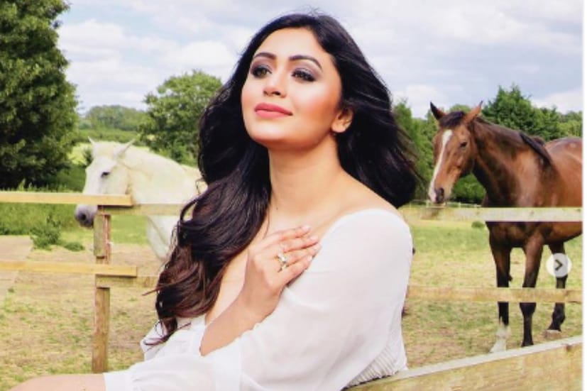 নেটিজেনদের অনেকেই আবার ঋতাভরীর প্রশংসায় ভরিয়ে দিয়েছেন৷  যদিও এইসব কমেন্টে মোটেই পাত্তা দিতে রাজি নন নায়িকা৷ তিনি কোনও মন্তব্যও করেননি৷ বরং নিজের ছুটি নিজের মতো করে উপভোগ করছেন নায়িকা৷