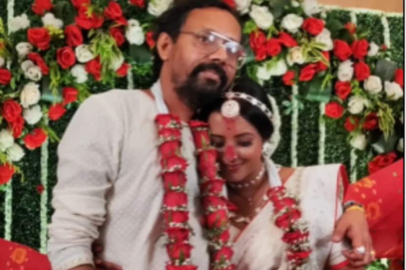 নায়িকা ও পরিচালকের ‘বিবাহ অভিযান’ আজ খবরের শিরোনাম দখল করেছে। নিউজ18 বাংলাকে নিজের বিয়ের খুঁটিনাটি জানালেন শ্রুতি। কালরাত্রি উপলক্ষে নবদম্পতি আজ কী করছেন?