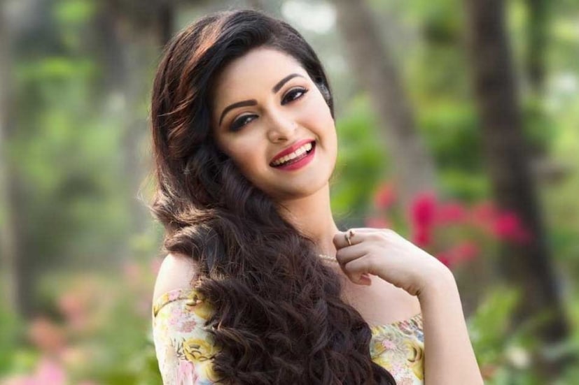 আদালতের মধ্যে এই পরিস্থিতিতে আইনজীবী শহিদ হুসেন বিচারকের কাছে আর্জি জানান ক্যামেরা ট্রায়ালের৷ কারণ এত মানুষের সামনে পরীর কথা বলতে সমস্যা হচ্ছে ভেবেই এমন আর্জি জানিয়েছিলেন তিনি৷