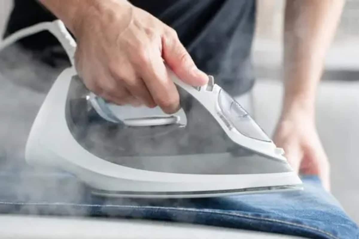 Steam Press Vs Normal Iron অজান্তেই এই ভুলগুলি করছেন? ইস্ত্রি করার
