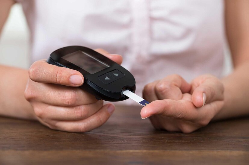 Diabetes Control Tips: শরীরে একবার ডায়াবেটিস প্রবেশ করলে কমেনা ৷ এরফলে শারীরিক গতিবিধি কম হলে সমস্যা দেখা দিতে পারে ৷ খারাপ খাবার দাবারের ফলে ডায়াবেটিসের কুপ্রভাব শরীরে পড়ে ৷ প্রতীকী ছবি ৷