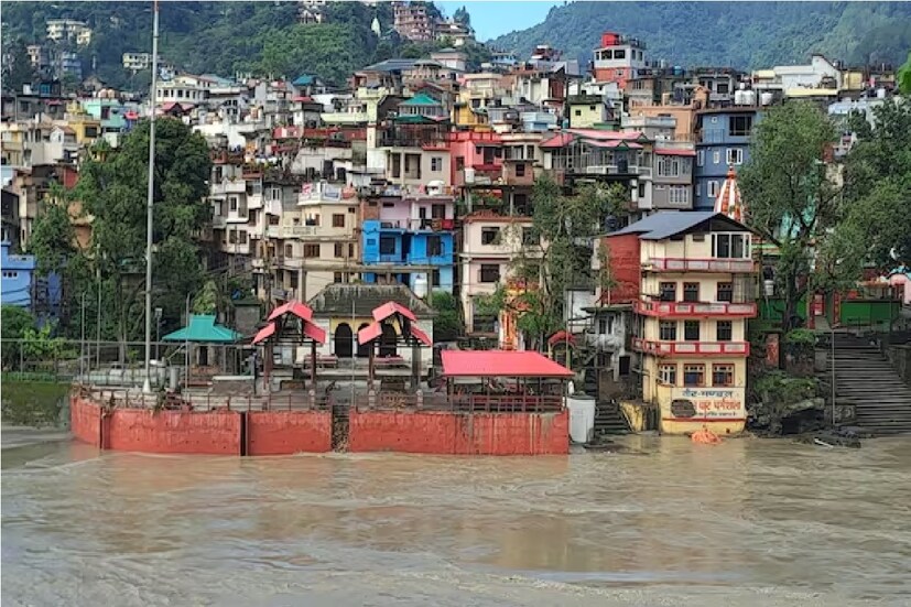 সোশ্যাল মিডিয়ায় লাগাতার পঞ্জবক্ত্র মন্দিরের ছবি শেয়ার করে লিখেছেন, সমস্ত আধুনিক নির্মান কার্য ধ্বংস হয়ে গেছে৷ কিন্তু এই বহু প্রাচীন মন্দির এখনও টিকে রয়েছে৷ উল্লেখ্য মান্ডিতে ভগবান মহাদেবের প্রসিদ্ধ পঞ্চবক্ত মন্দির৷ বিয়াসের পাড়েই মন্দির ৷ বর্ষাকালে অনেক সময়েই এই মন্দির জলমগ্ন হয়ে যায়৷ কিন্তু কখনই এই মন্দির পুরো ডুবে যায় না৷